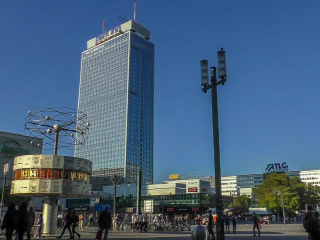 Meeting_point_world_time_clock_Alexanderplatz_Berlin