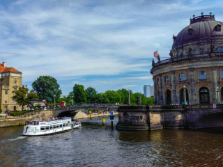 View_from_the_water_to_the_Bode_Museum_in_Berlin