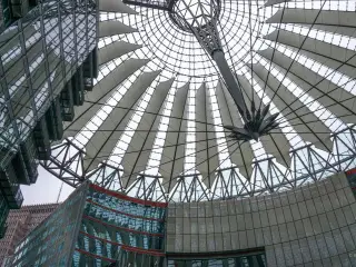 das_imposante_Dach_vom_Sony_Center