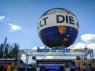 fly_with_the_world_balloon_in_Berlin