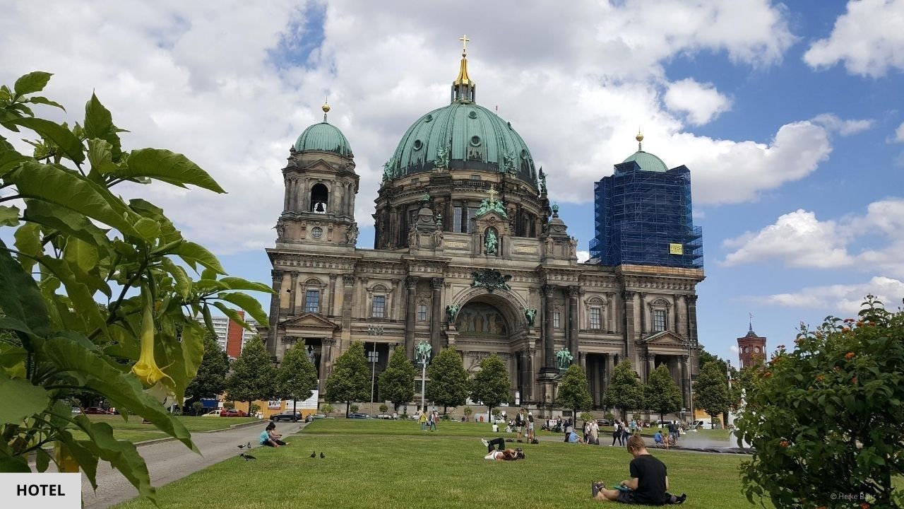 Buchen Sie Ihr Zimmer in Berlin.
