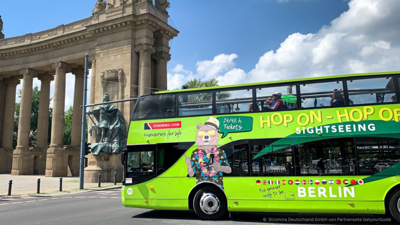 Hop On Busse mit Schiff Berlin