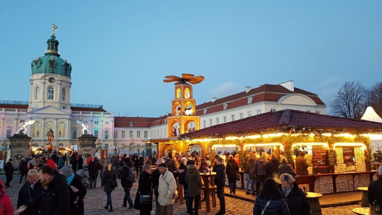 Zwei Glühweine auf dem Weihnachtsmarkt Schloss Charlottenburg in Berlin für 6