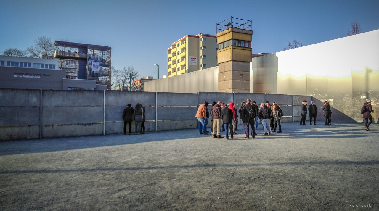 Gedenkstaette Berliner Mauer mit Turm und Wohnhaus