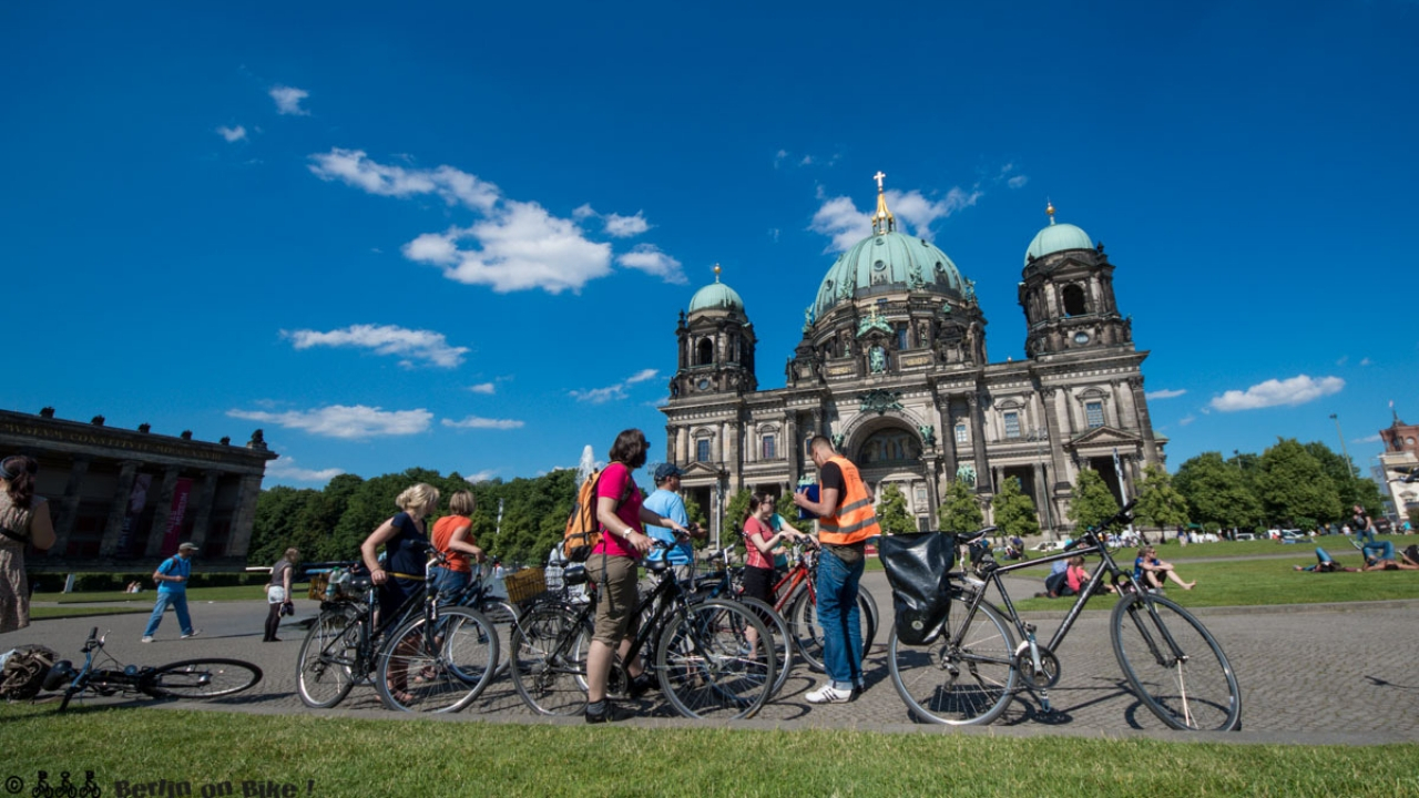 Schüler bei einer Radtour am Berliner Dom.