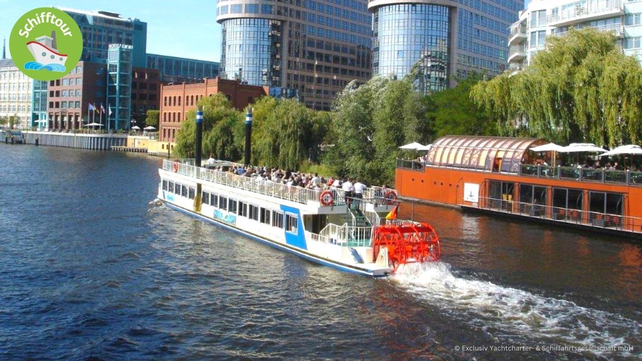 Schiffstour auf dem Spreebogenpark in Berlin.
