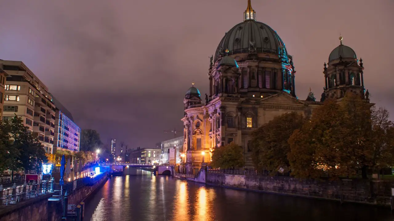 Stroll through Berlin at night - including dinner - 8€ per student
