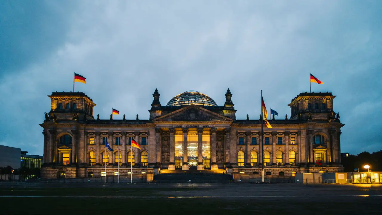 Bundestag bei Nacht in Berlin