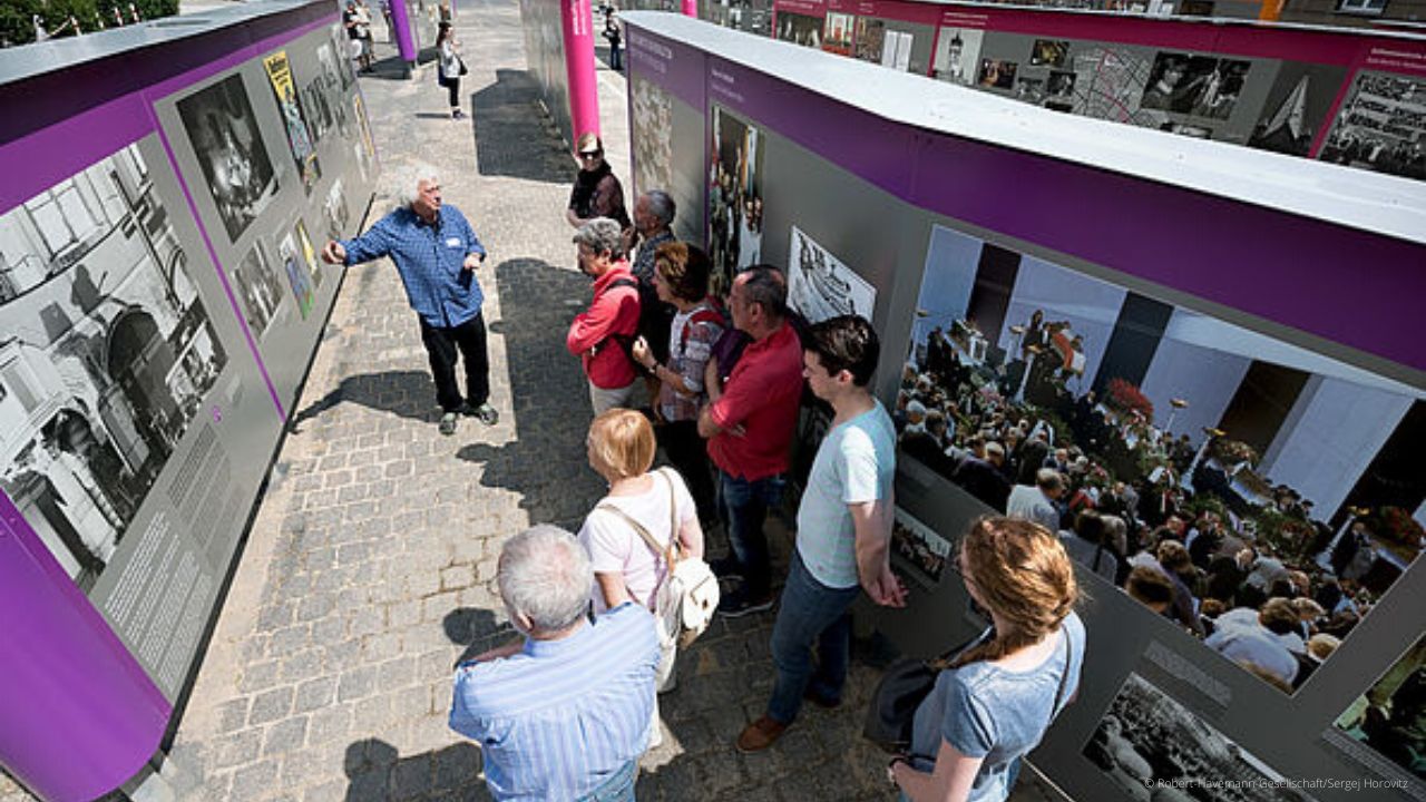 Open Air Ausstellung in Berlin Revolution und Mauerfall 1