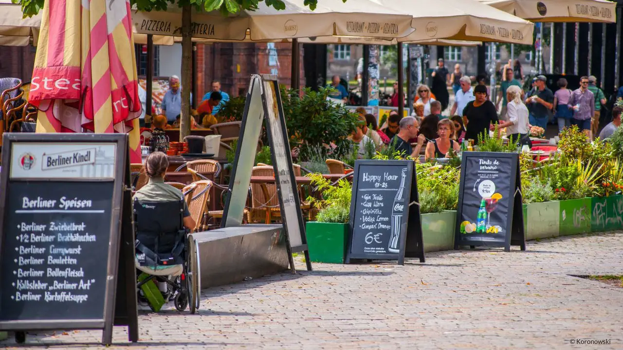  A Summer stroll around the restaurants at Hackescher Markt. You will also find restaurants serving Berlin cuisine.
