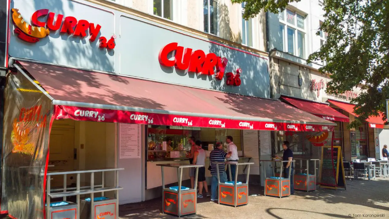 Die beste Currywurst Berlins im Curry 36.