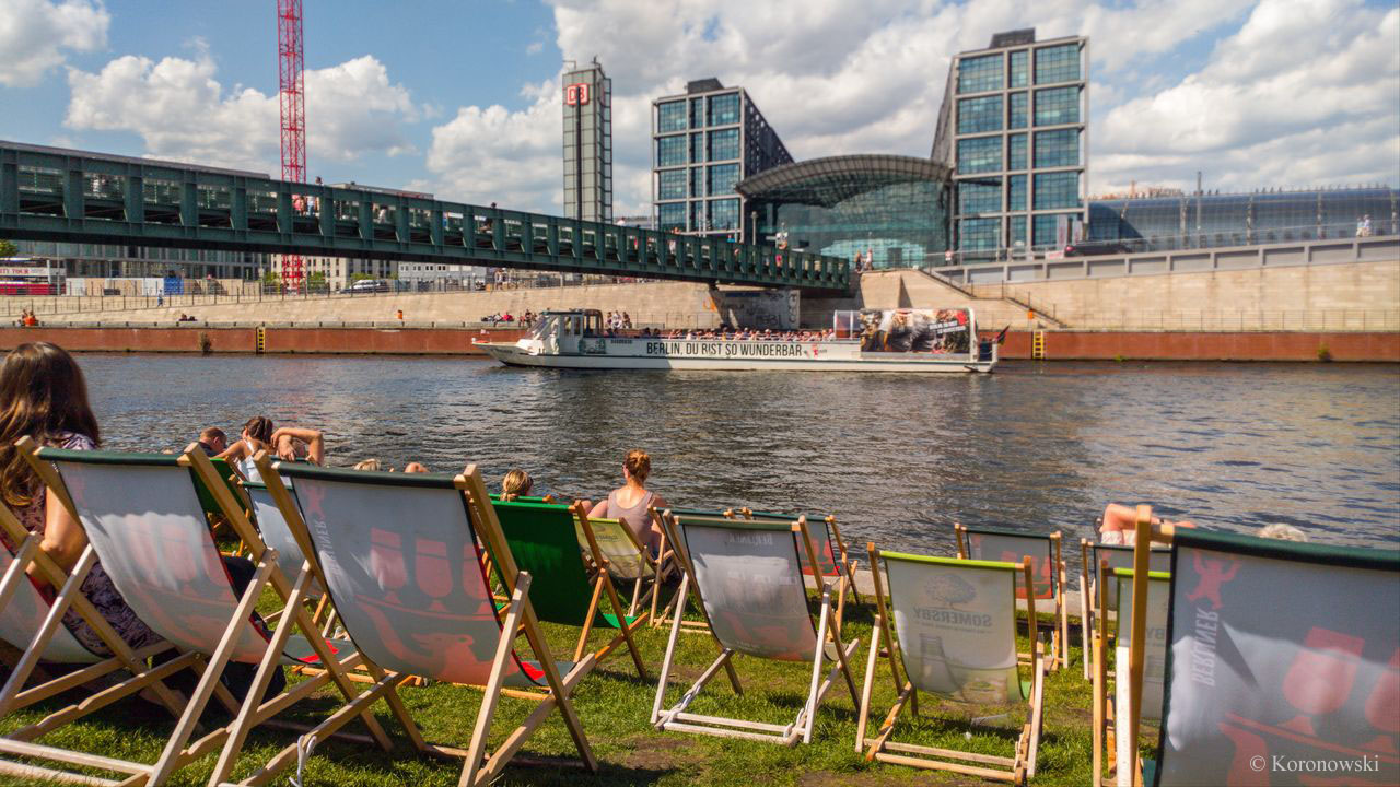 Besuchen Sie die Capital Beach Strandbar direkt vor dem Hauptbahnhof Berlin.