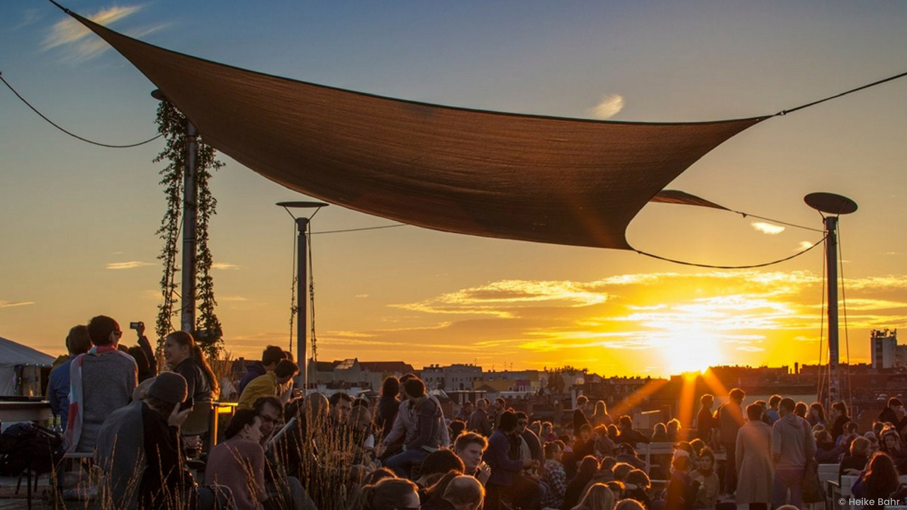 Sonnenuntergang im Klunkerkranich in Berlin