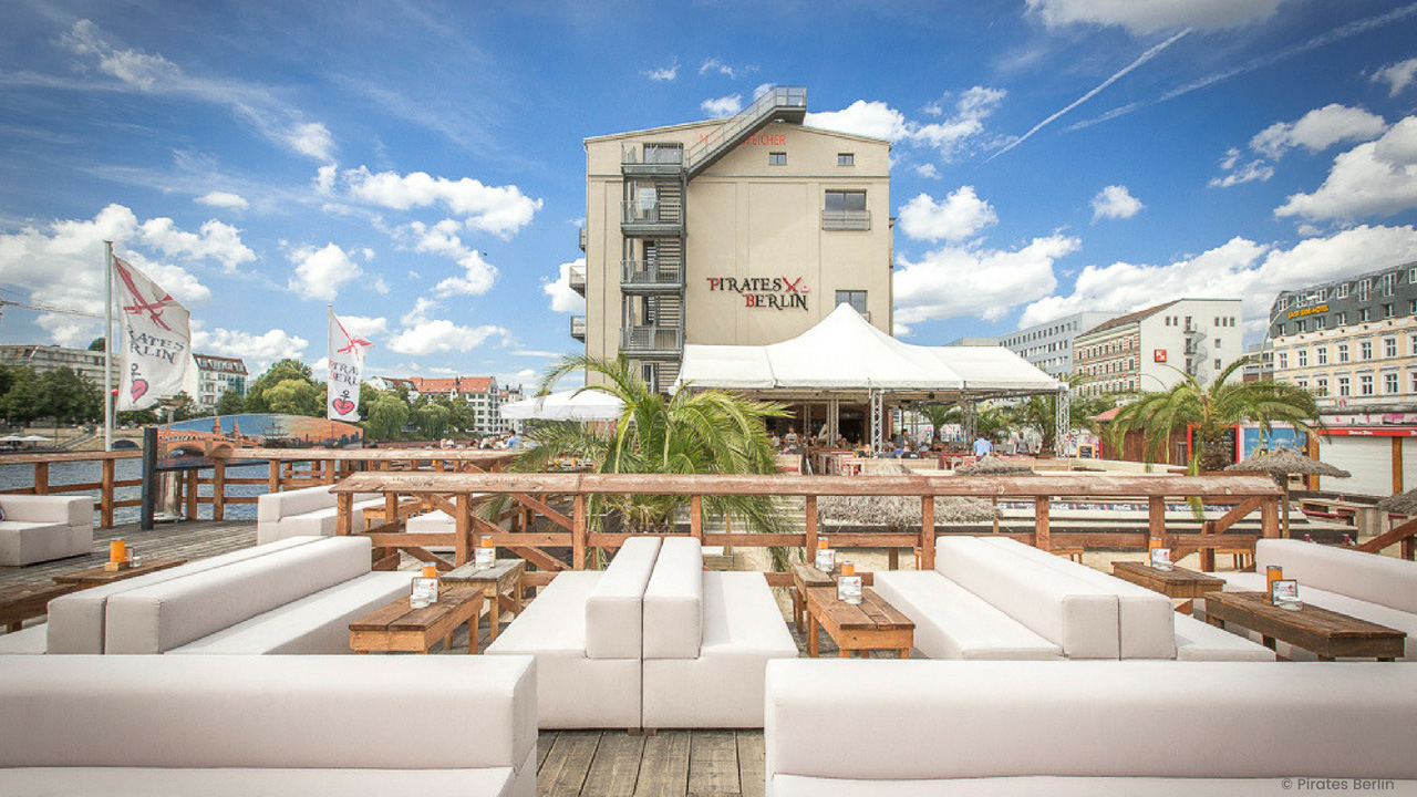 Besuchen Sie die Strandbar Captain Beach am Pirates Berlin.