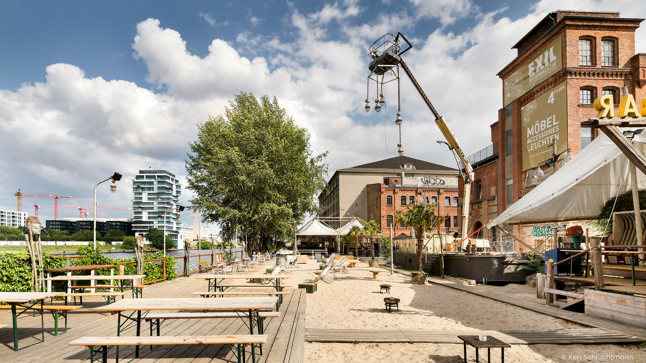 Besuchen Sie die Sage Beach Bar an der Spree in Berlin.
