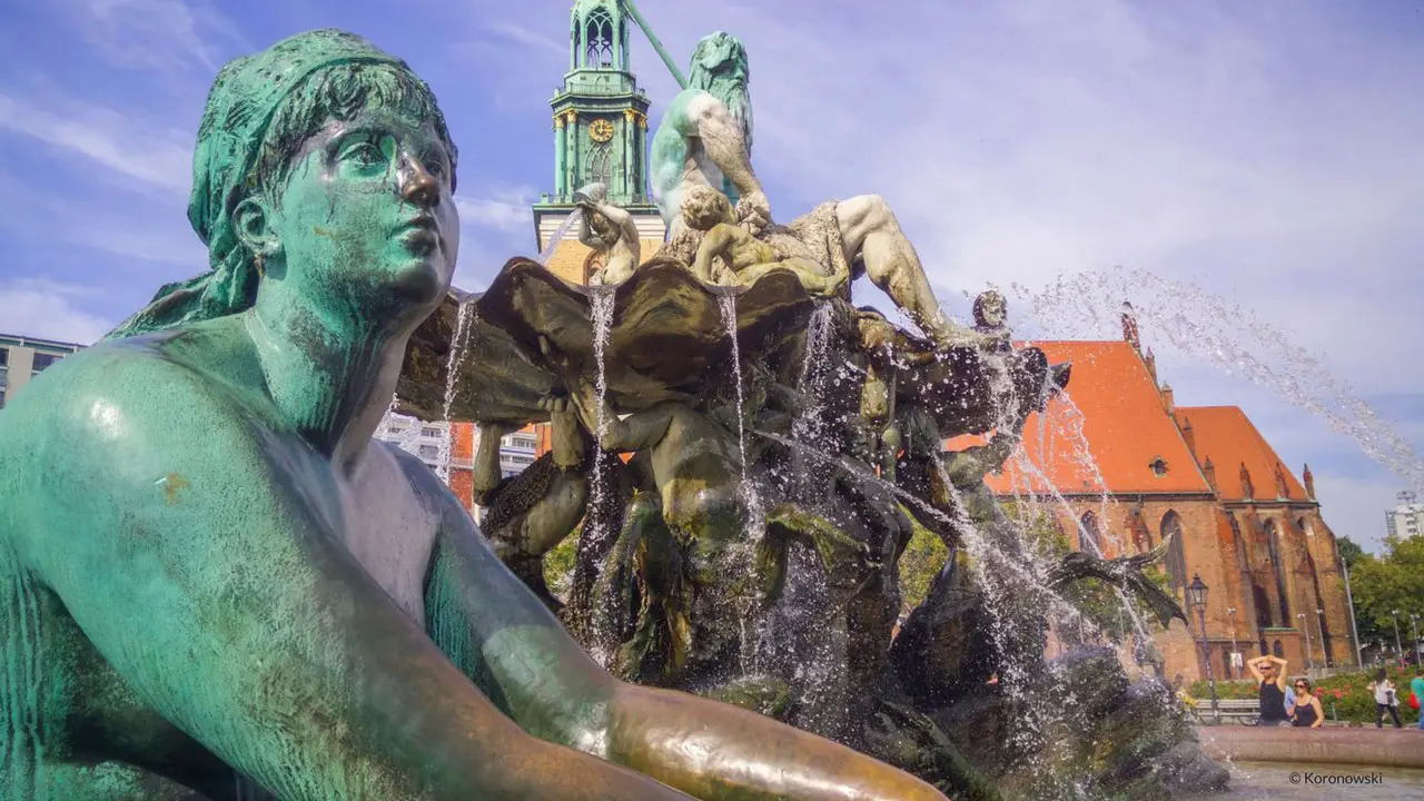 Besuchen Sie den Neptunbrunnen in Berlin.