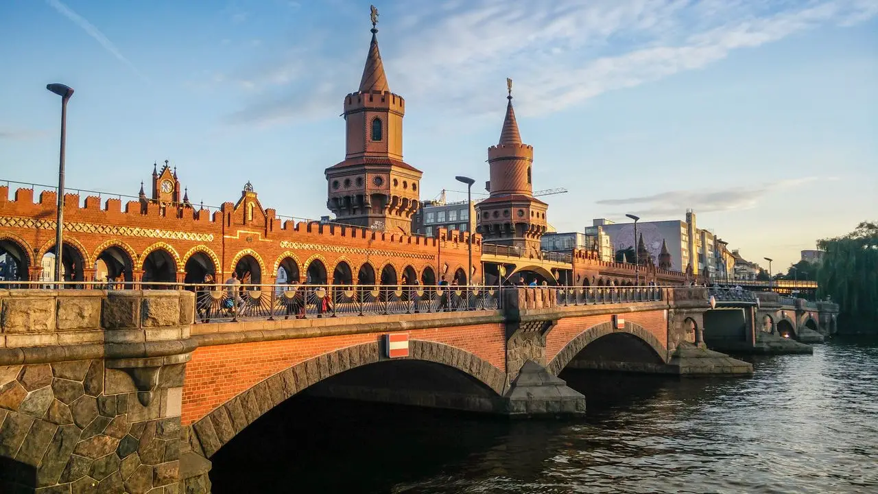 Besuchen Sie eine der schönsten Brücken in Berlin, die Oberbaumbrücke.