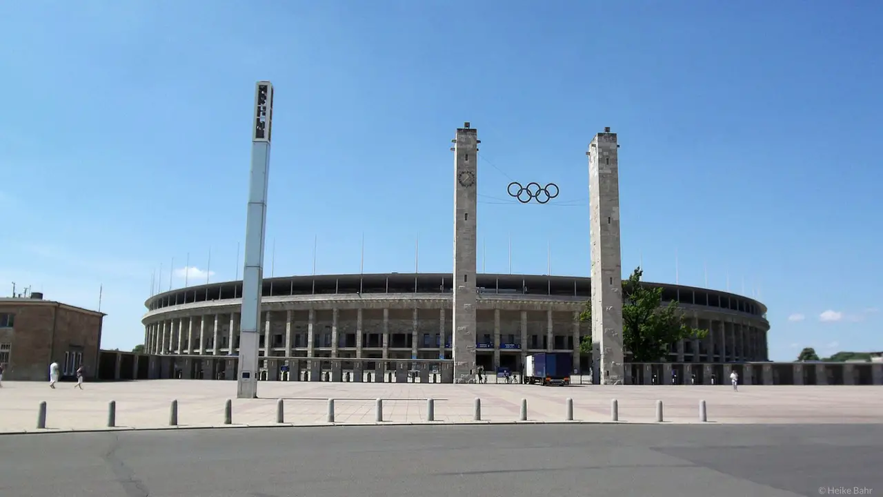 Besuchen Sie das Olympiastadion in Berlin.