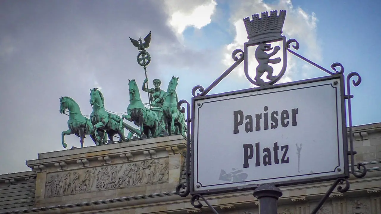 Besuchen Sie den Pariser Platz in Berlin.