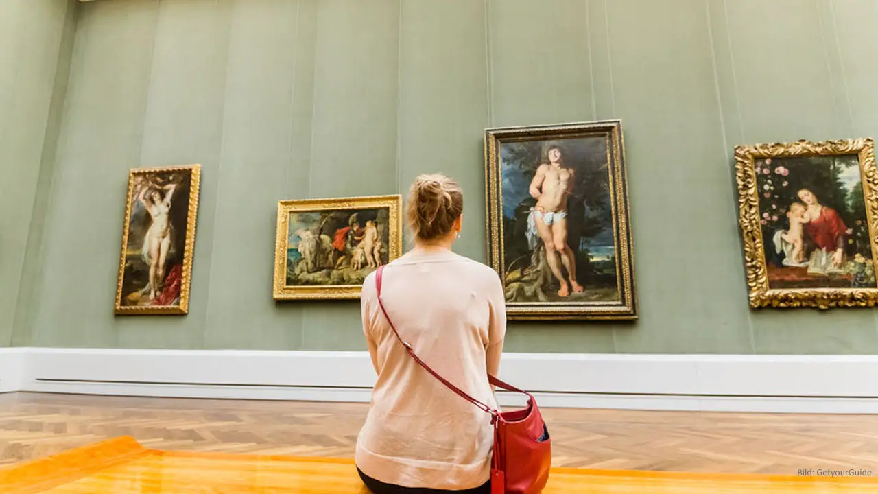  In der Gemäldegalerie Berlin betrachten Besucher die Gemälde.