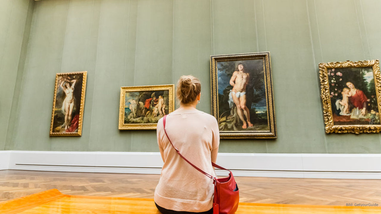   In der Gemäldegalerie Berlin betrachten Besucher die Gemälde.