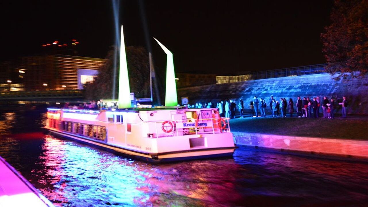 Festival of Lights Schiff und Bus Tour Currywurst mit Getränk2