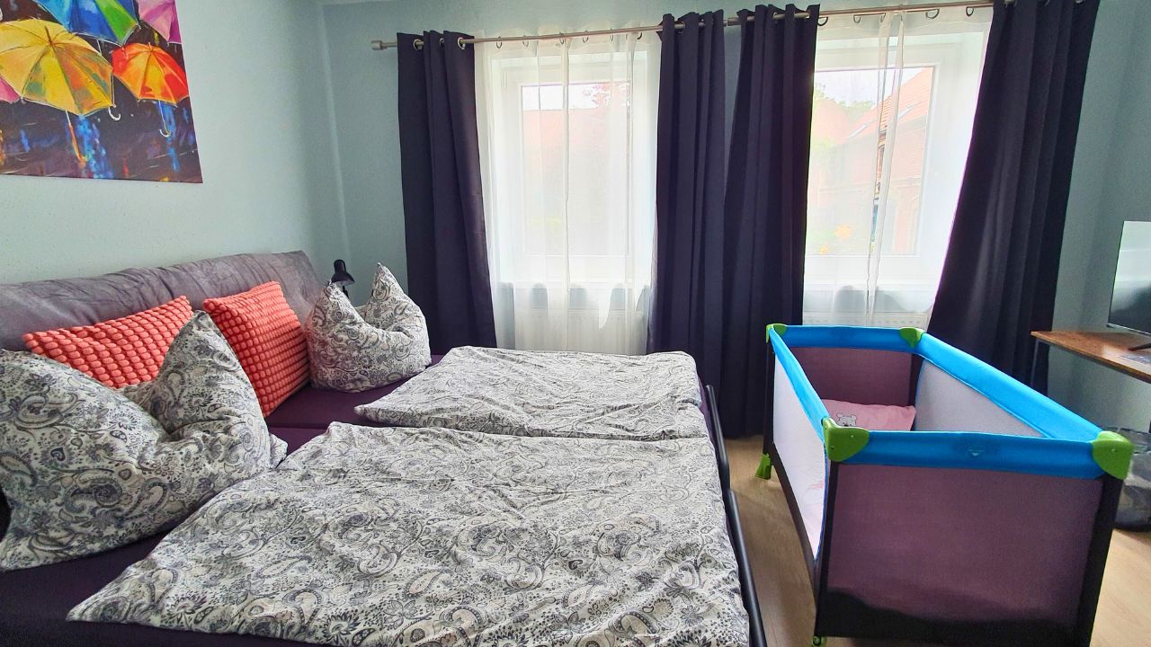 Ferienwohnung Berlin Zweibettzimmer mit Babybett 1