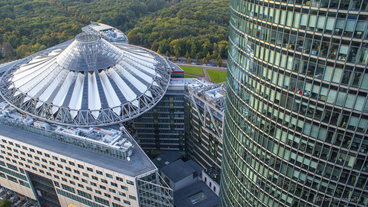 Berlin von oben auf das Dach vom Sony Center