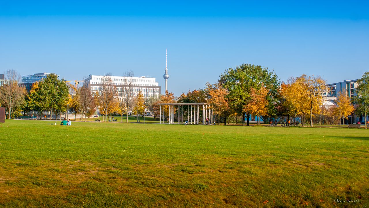 Der Spreebogenpark zwischen Kanzleramt und Reichstag in Berlin