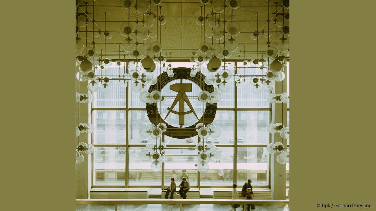 Ost Berlin   Palast der Republik   Fensterfront mit dem Staatsemblem der DDR