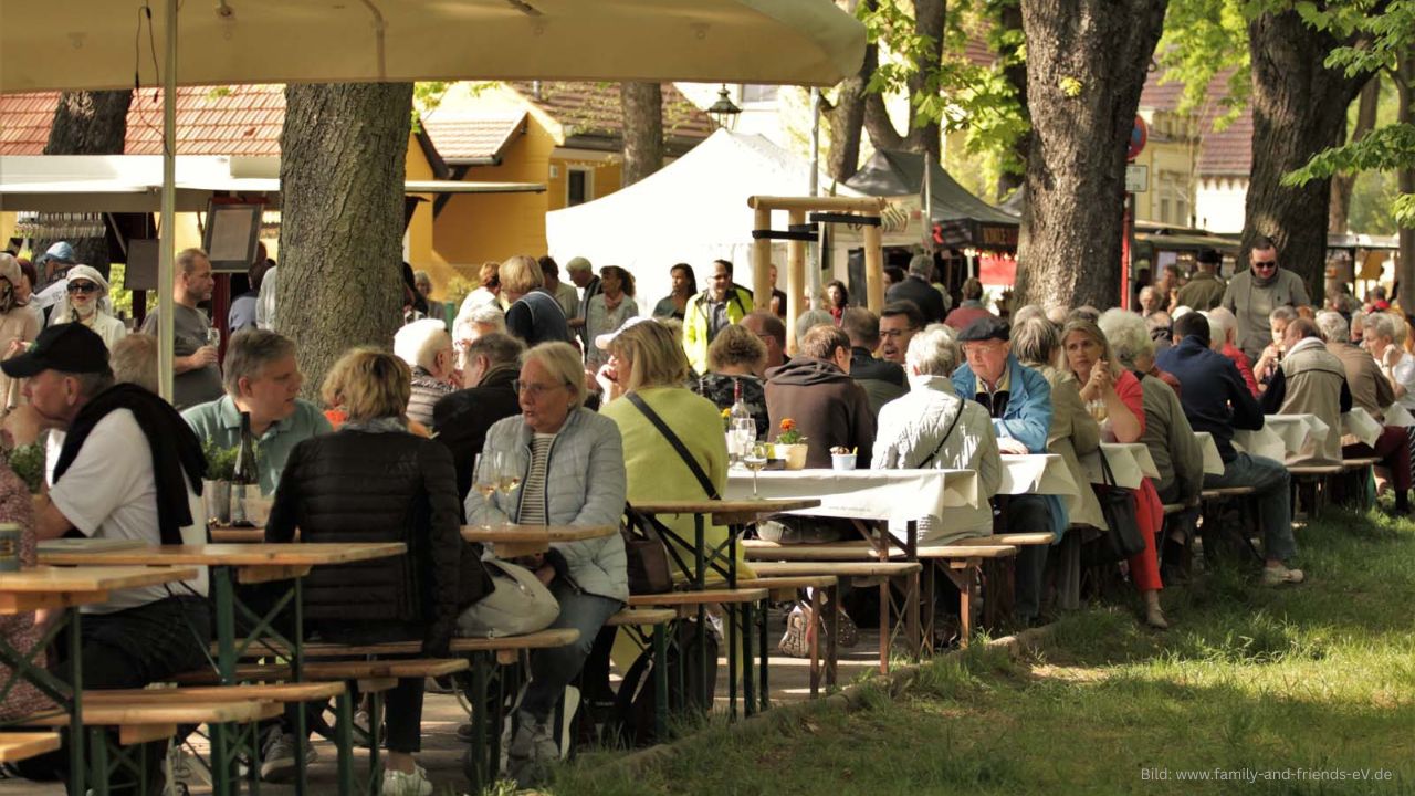 Tanz in den Mai bei KUNST trifft WEIN in Berlin Lichtenrade