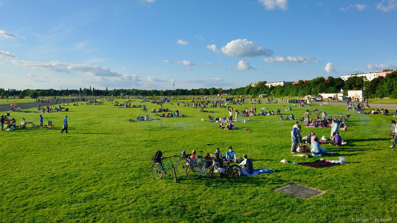 Die besten 4 Grillplätze in Berlin, zum Beispiel auf dem Tempelhofer Feld.