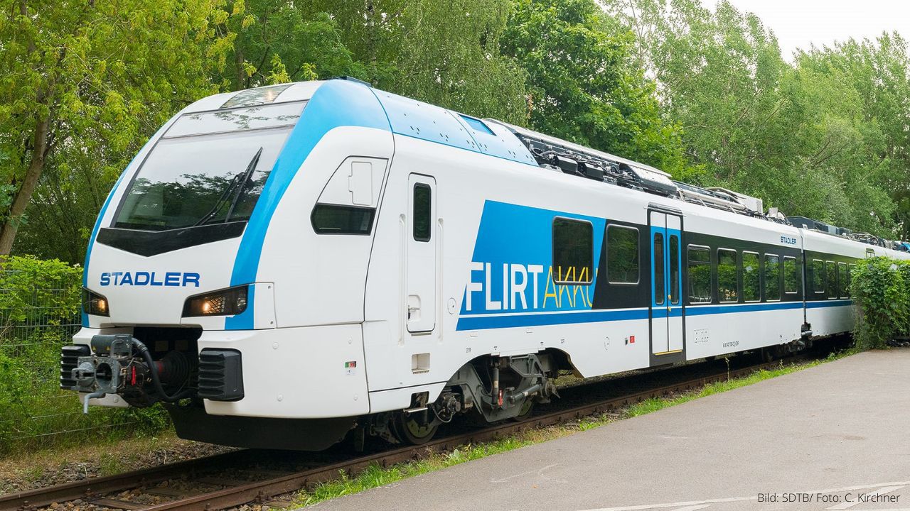 Der FLIRT Akku auf seinem Weg ins Deutsche Technikmuseum. Dort ist er im Museumspark bis zum 25. September zu sehen. SDTB/ Foto: C. Kirchner