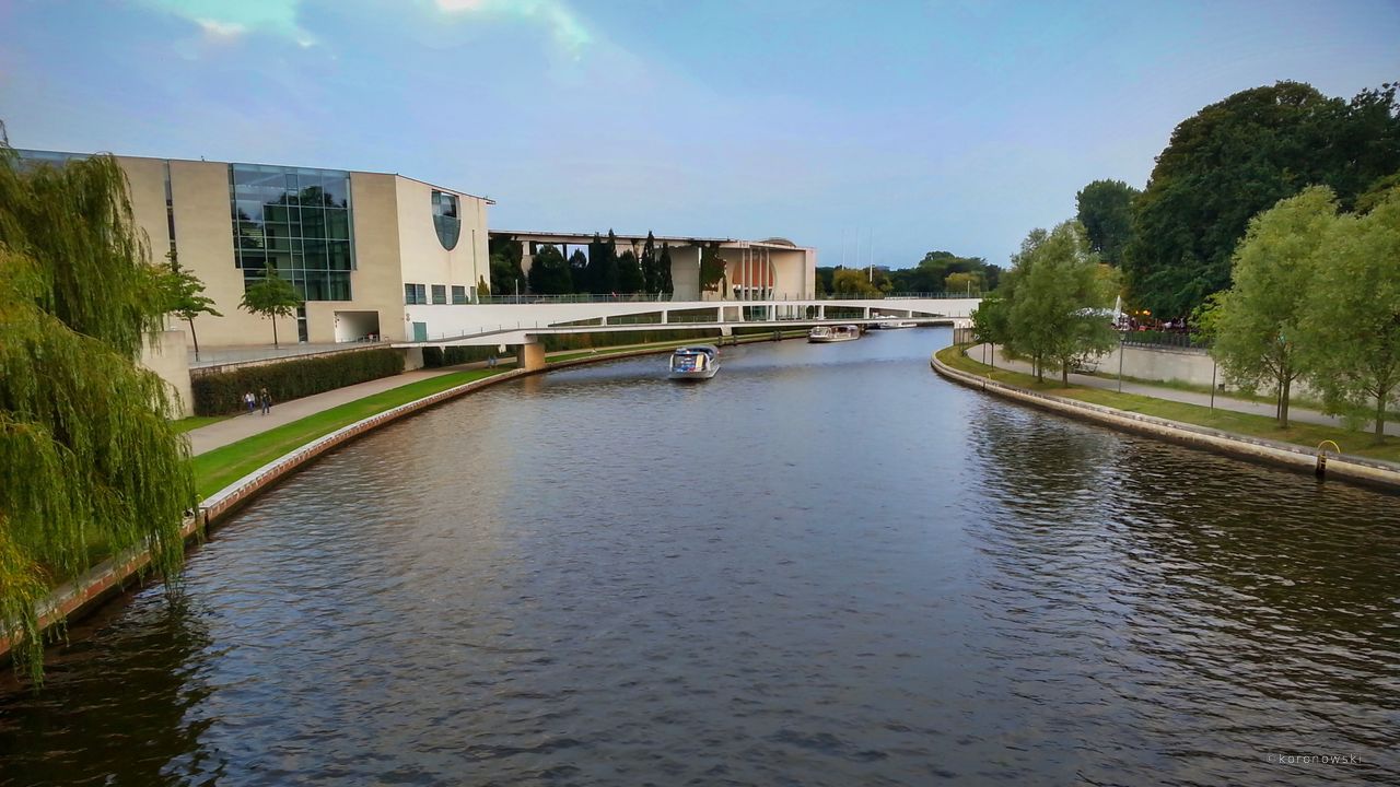 Entdecken Sie Berlin im Spreebogenpark und auf der Spree.