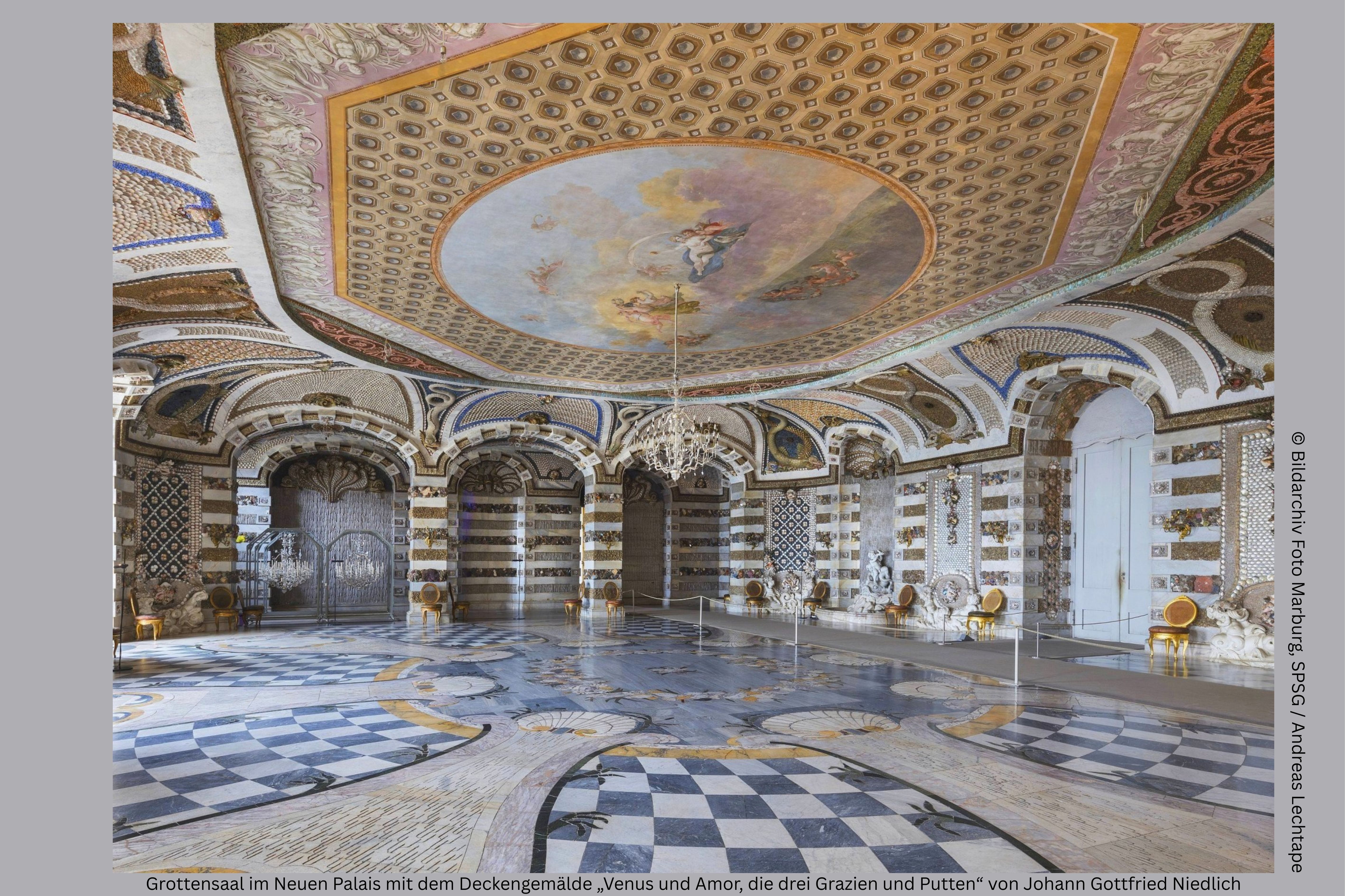 GROTTENSAAL IM NEUEN PALAIS MIT DEM DECKENGEMÄLDE „VENUS UND AMOR, DIE DREI GRAZIEN UND PUTTEN“ VON JOHANN GOTTFRIED NIEDLICH