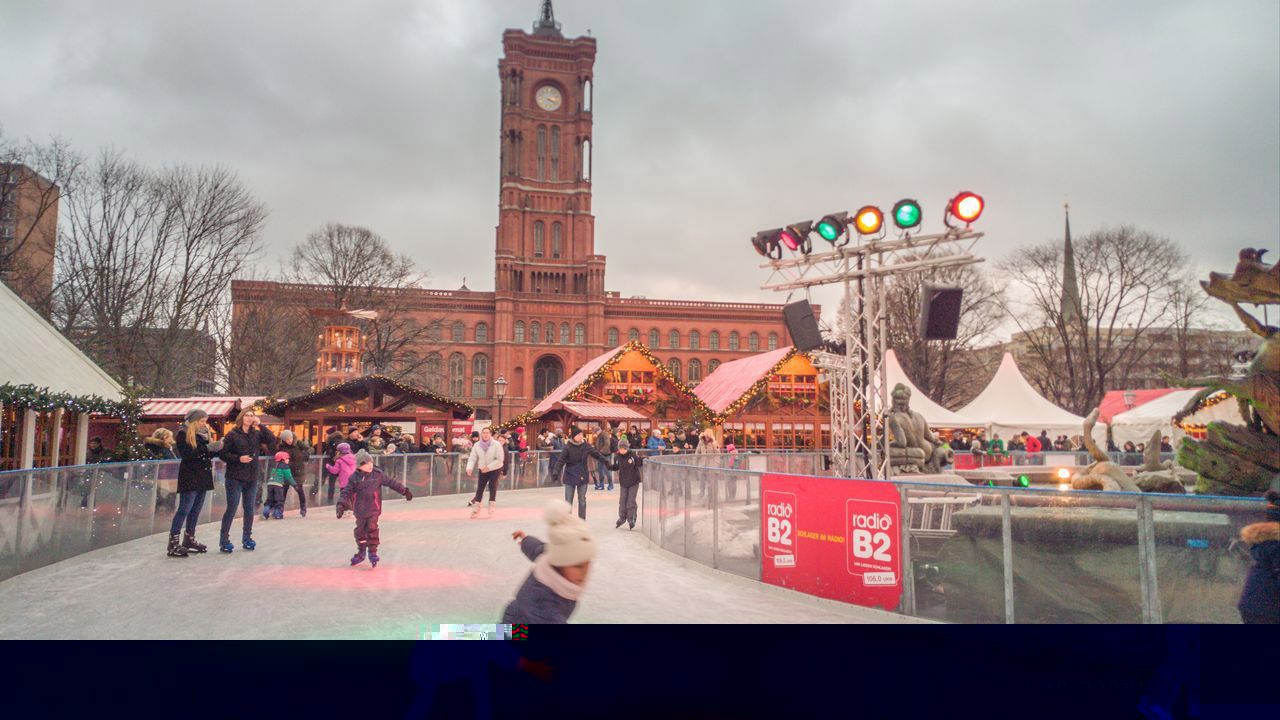 Eisbahn Weihnachtsmarkt am Roten Rathaus in Berlin