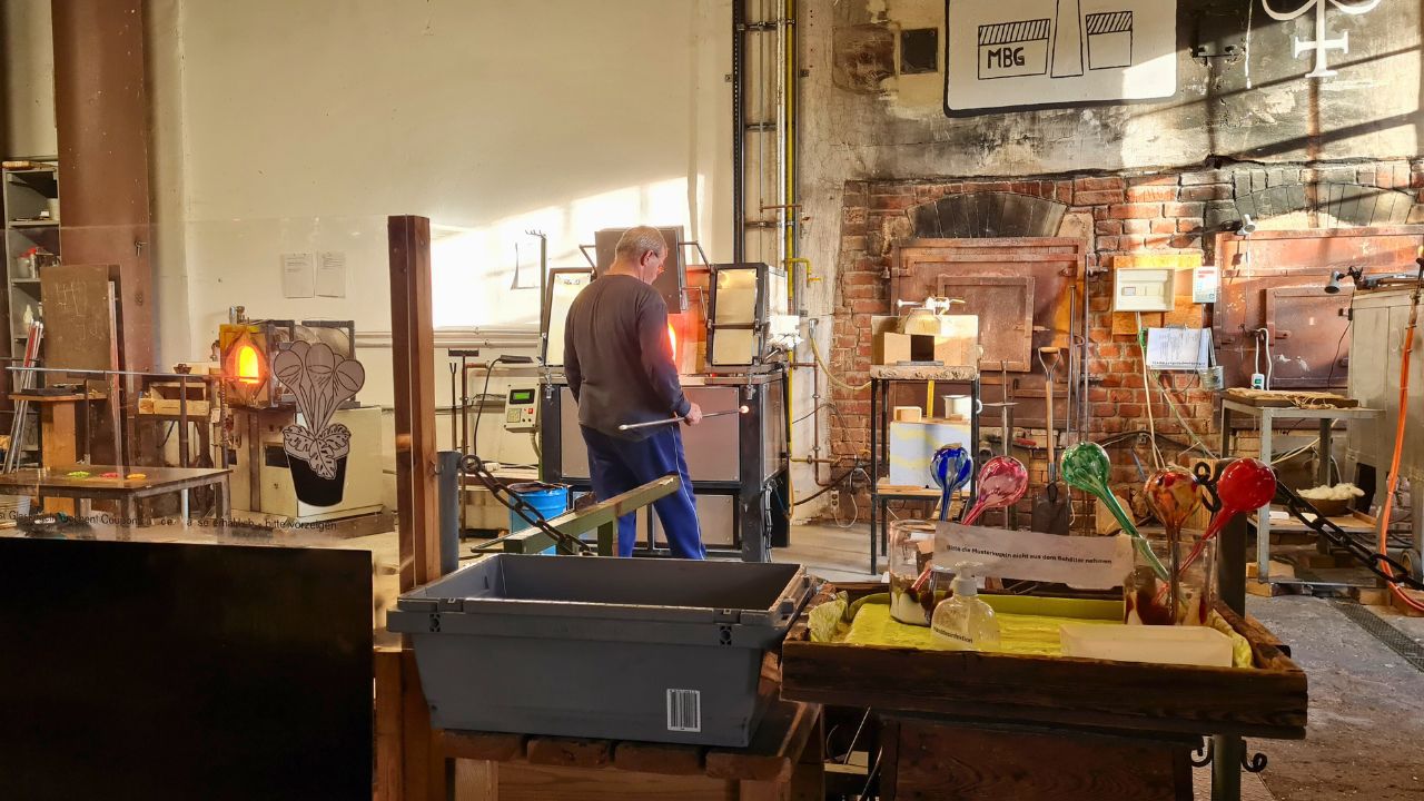 Baruther Glashuette- beim Glasblasen