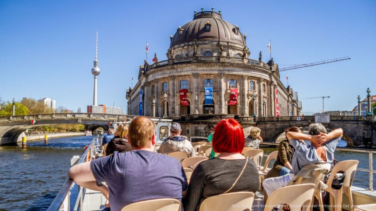 Brückenfahrt am Abend auf der Spree in Berlin