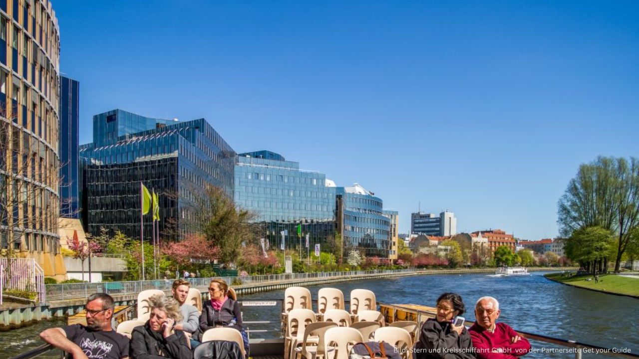 Brückenfahrt am Abend auf der Spree in Berlin