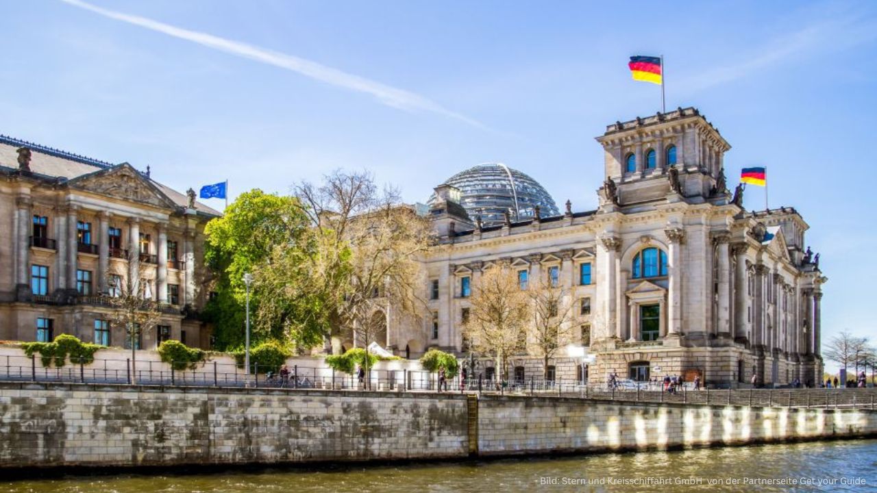 Brückenfahrt am Abend auf der Spree in Berlin