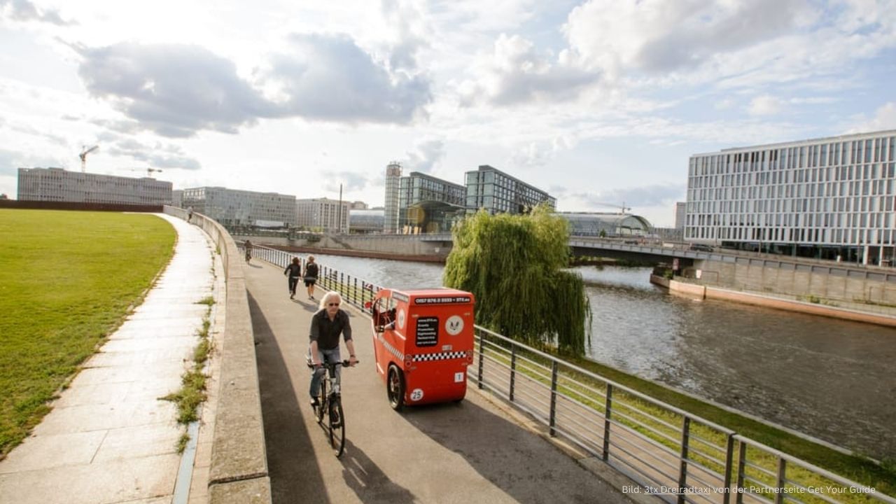 mit der  E-Rikscha an der Spree in Berlin