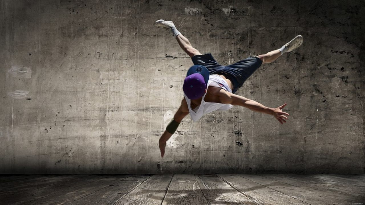 The Dance Days Berlin show contemporary dance that is assigned a place in society by political analysis.