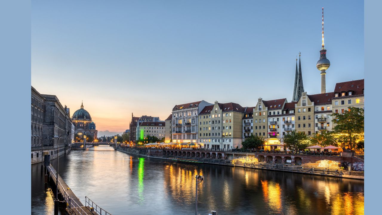 Blick auf das Nikolaiviertel in Berlin bei Nacht