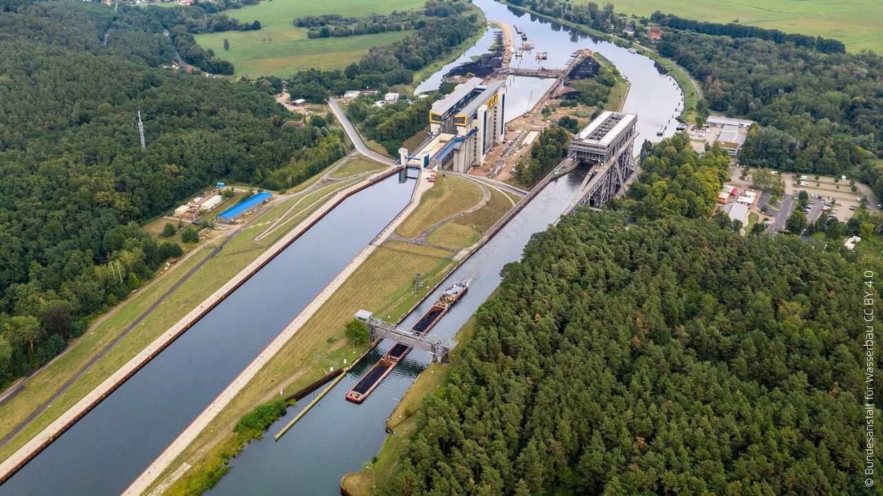 Schiffshebwerk in Niederfinow mit dem Schiff besuchen
