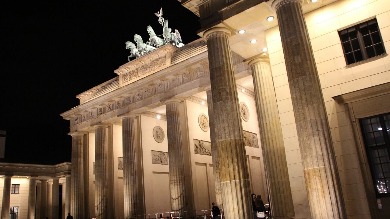 Celebrate 30 years after the fall of the Berlin Wall with a music festival together with Berliners and guests
