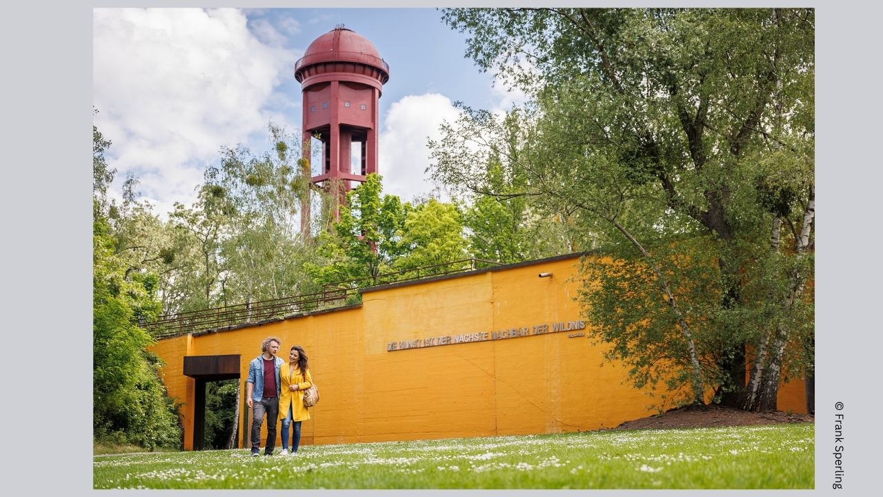 Natur Park Südgelände - Eingang mit gelber Wand und Wasserturm